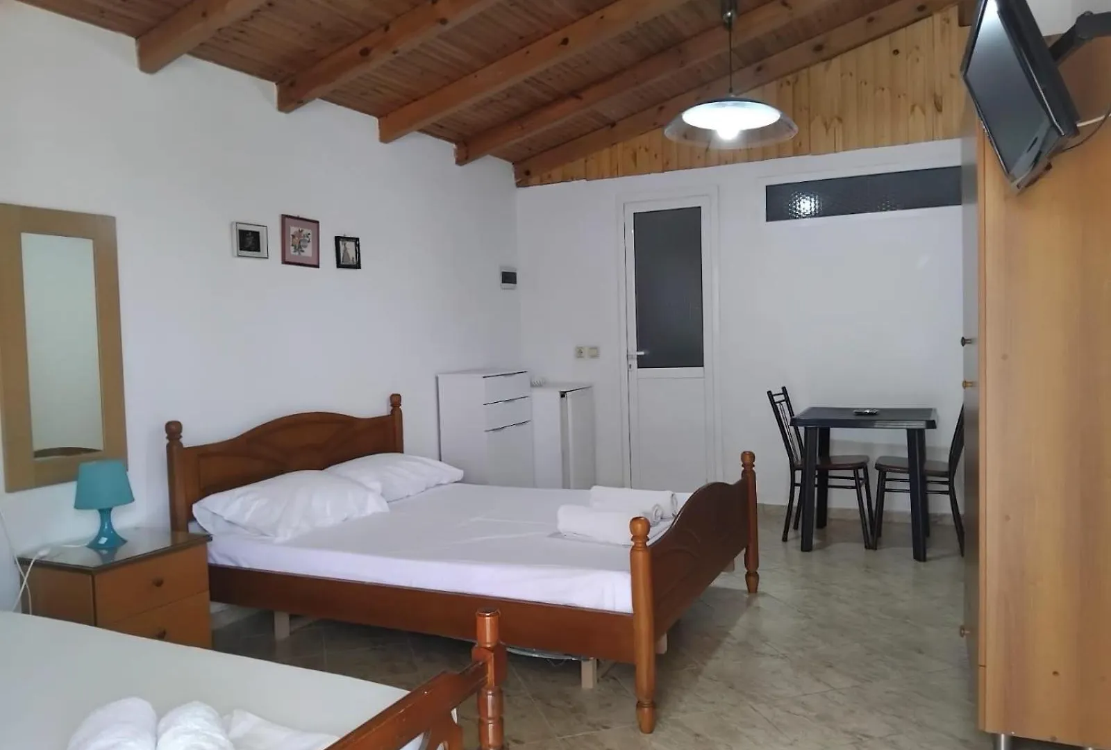 Rexhos Studios Himare Aparthotel